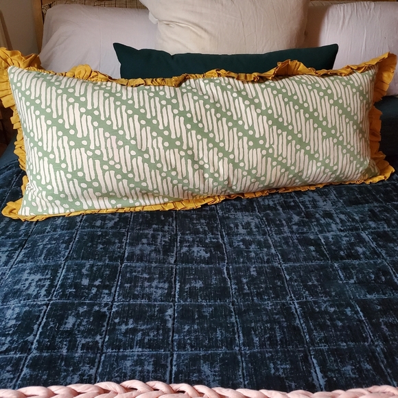 WEST ELM X RHODE LARGE LUMBAR PILLOW SET OF 2 WITH FEATHER INSERTS - Picture 2 of 9